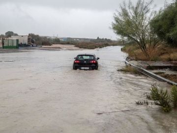 Un coche parado en la rambla de la Cañada Morcillo en el polígono industrial de La Estrella en Molina de Segura