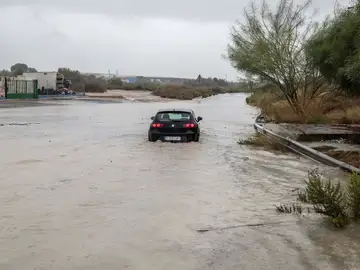 Un coche parado en la rambla de la Cañada Morcillo en el polígono industrial de La Estrella en Molina de Segura Un coche parado en la rambla de la Cañada Morcillo en el polígono industrial de La Estrella en Molina de Segura