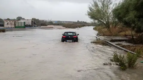 Un coche parado en la rambla de la Cañada Morcillo en el polígono industrial de La Estrella en Molina de Segura Un coche parado en la rambla de la Cañada Morcillo en el polígono industrial de La Estrella en Molina de Segura