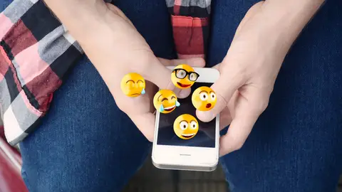 Emojis saliendo del móvil Emojis saliendo del móvil