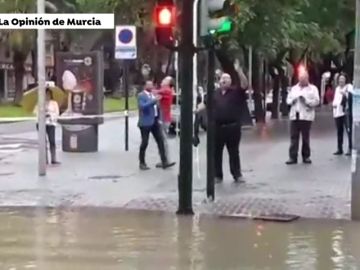 Se unen para cantar el himno de Murcia en mitad de la tragedia provocada por la gota fría