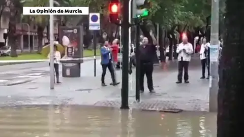 Se unen para cantar el himno de Murcia en mitad de la tragedia provocada por la gota fría Se unen para cantar el himno de Murcia en mitad de la tragedia provocada por la gota fría