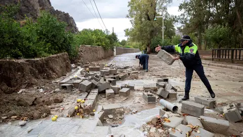 Policías locales de Blanca, Murcia, retiran los bloques de un muro derribado por las fuertes lluvias Policías locales de Blanca, Murcia, retiran los bloques de un muro derribado por las fuertes lluvias