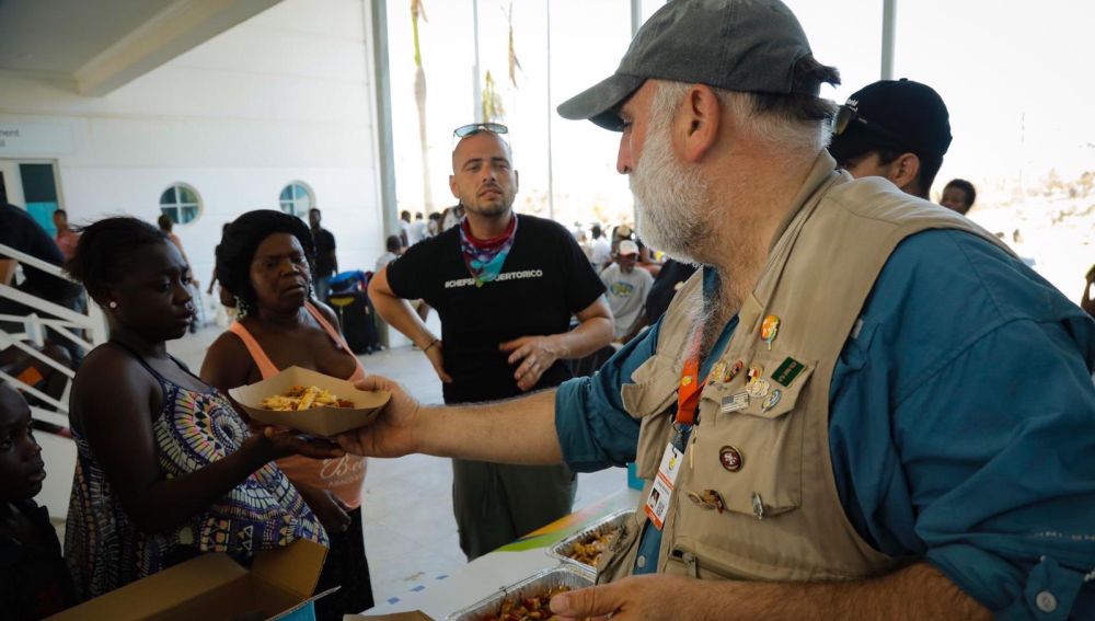 El chef José Andrés sirve comida a personas afectadas por el huracán Dorian en las islas Bahamas