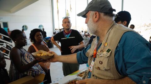 El chef Jos&eacute; Andr&eacute;s sirve comida a personas afectadas por el hurac&aacute;n Dorian en las islas Bahamas