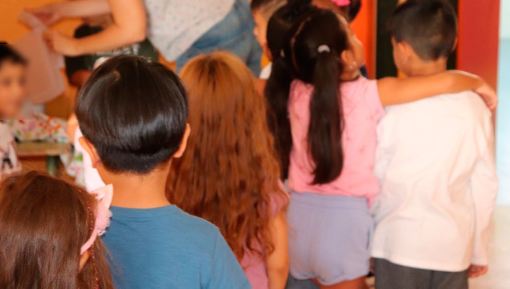 Niños en la fila del colegio.