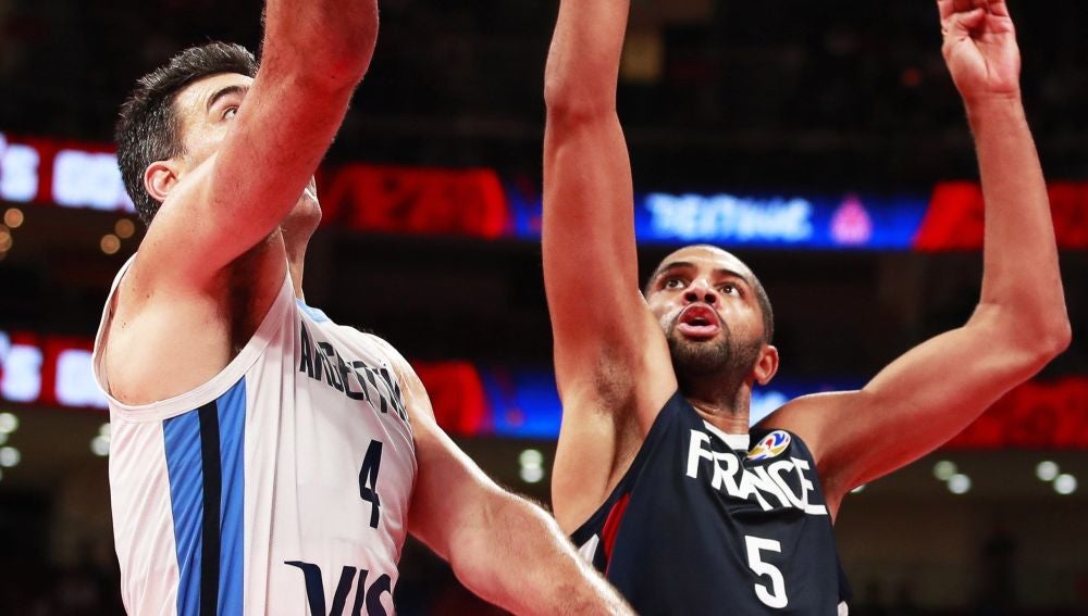 Scola lanza a canasta frente a Nicolas Batum