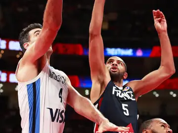 Scola lanza a canasta frente a Nicolas Batum Scola lanza a canasta frente a Nicolas Batum