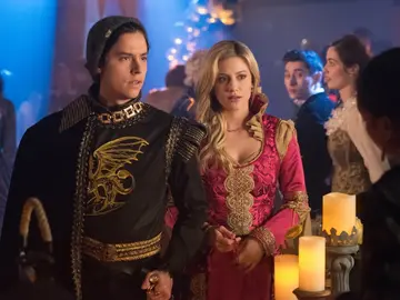 Cole Sprouse y Lili Reinhart en 'Riverdale' Cole Sprouse y Lili Reinhart en 'Riverdale'