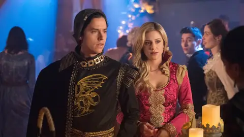 Cole Sprouse y Lili Reinhart en 'Riverdale' Cole Sprouse y Lili Reinhart en 'Riverdale'