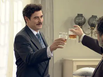 ‘Amar es para siempre’: Armando ‘Maquiavelo’ Ordóñez brinda por el engaño con el que se ha hecho con el hotel La Estrella ‘Amar es para siempre’: Armando ‘Maquiavelo’ Ordóñez brinda por el engaño con el que se ha hecho con el hotel La Estrella