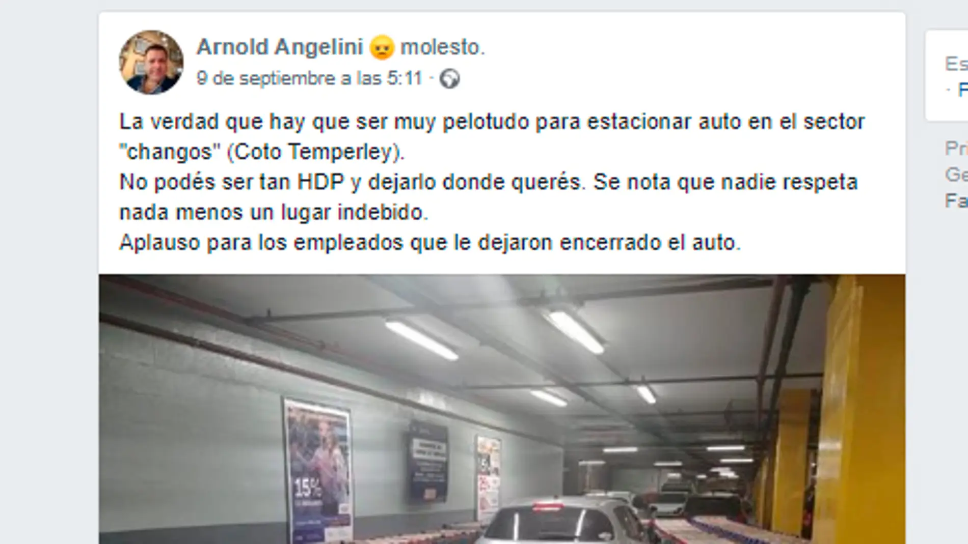 Post que muestra el coche aparcado rodeado de carritos