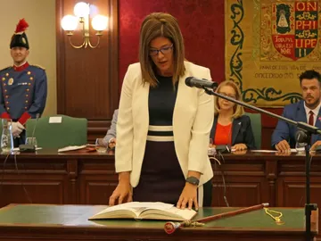 La alcaldesa socialista de Móstoles, Noelia Posse, jura su cargo La alcaldesa socialista de Móstoles, Noelia Posse, jura su cargo