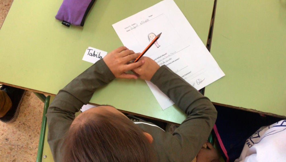 Una niña en clase