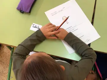 Una niña en clase Una niña en clase