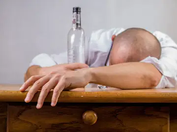 Un hombre borracho en la barra de un bar. Imagen de archivo Un hombre borracho en la barra de un bar. Imagen de archivo