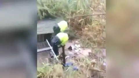 Rescatan a dos policías tras la crecida del río Canyoles en Valencia Rescatan a dos policías tras la crecida del río Canyoles en Valencia