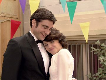 ‘Amar es para siempre’: El ‘sí, quiero’ de Álvaro y Nieves en una original boda laica en la Plaza de los Frutos 