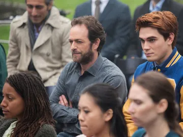 Luke Perry, Fred Andrews en 'Riverdale' Luke Perry, Fred Andrews en 'Riverdale'