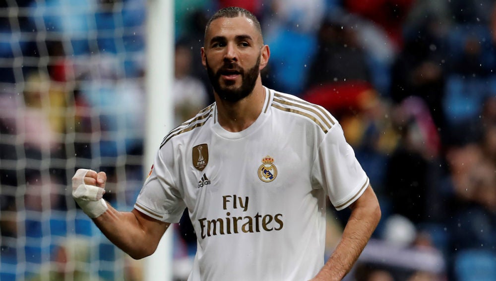 Benzema celebra un gol con el Real Madrid