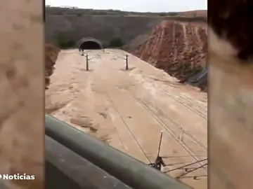 Decenas de carreteras cortadas en distintas provincias por las fuertes tormentas Decenas de carreteras cortadas en distintas provincias por las fuertes tormentas