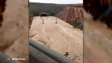 Decenas de carreteras cortadas en distintas provincias por las fuertes tormentas Decenas de carreteras cortadas en distintas provincias por las fuertes tormentas