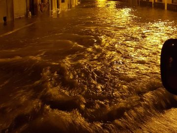 Una de las calles de El Rincon de los Pablos de Crevillent enegadas por el agua de madrugada.