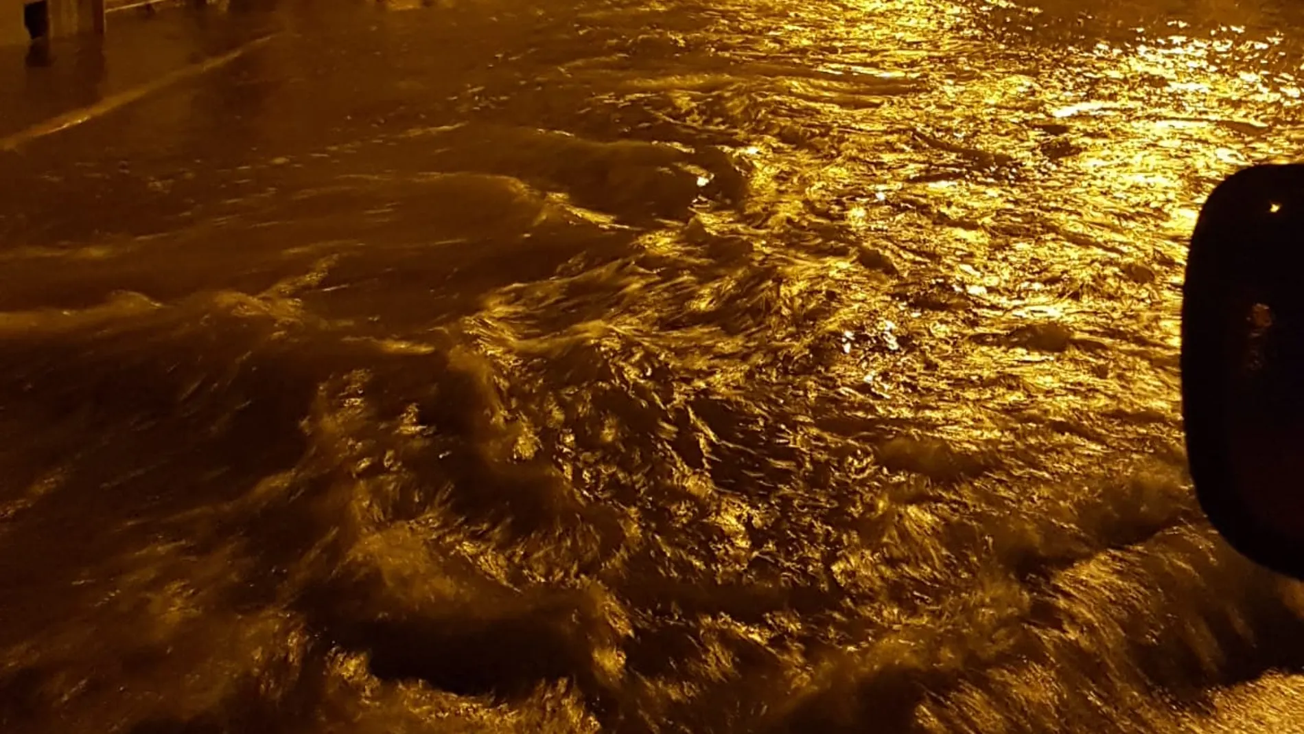 Una de las calles de El Rincon de los Pablos de Crevillent enegadas por el agua de madrugada. Una de las calles de El Rincon de los Pablos de Crevillent enegadas por el agua de madrugada.