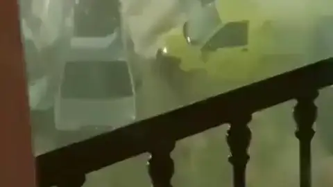 Decenas de vehículos arrastrados por la riada por las calles de Alhaurín el Grande, en Málaga Decenas de vehículos arrastrados por la riada por las calles de Alhaurín el Grande, en Málaga