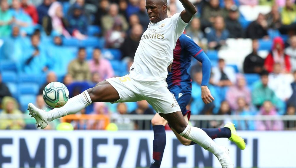 Vinicius jr. controla el balón durante el partido ante el Levante
