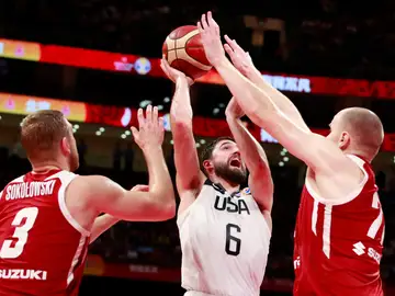 Joe Harris frente a Michal Sokolowski y Damian Kulig Joe Harris frente a Michal Sokolowski y Damian Kulig