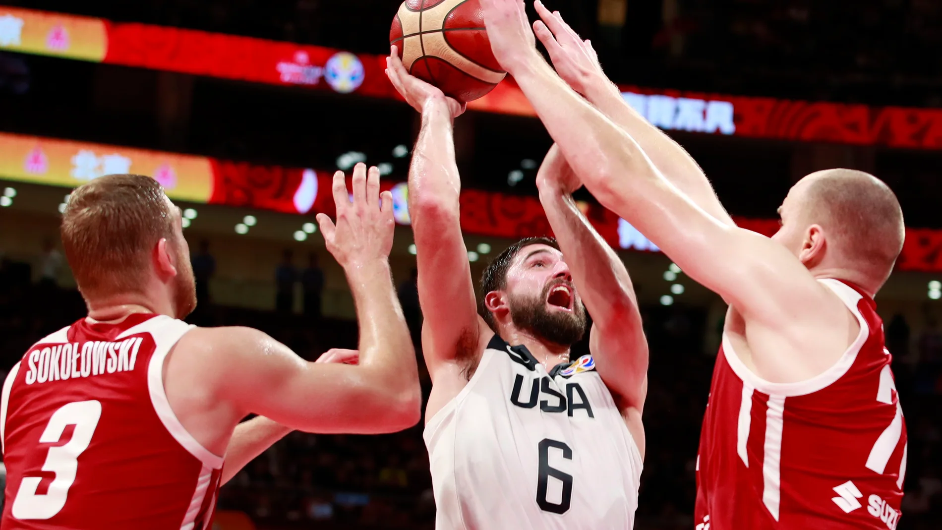 Joe Harris frente a Michal Sokolowski y Damian Kulig Joe Harris frente a Michal Sokolowski y Damian Kulig