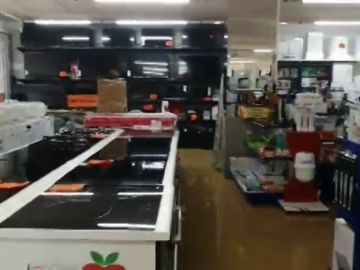 Una ferretería queda totalmente destrozada en Los Alcázares, Murcia, por la DANA