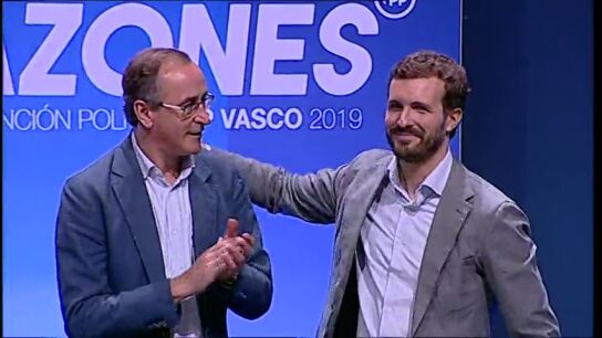 El l&iacute;der del PP vasco, Alfonso Alonso, junto a Pablo Casado
