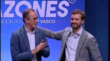 El líder del PP vasco, Alfonso Alonso, junto a Pablo Casado