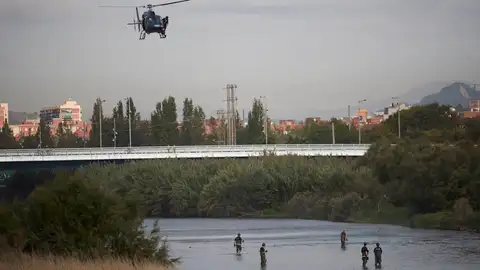 Dispositivo de búsqueda del bebé arrojado al río Besòs Dispositivo de búsqueda del bebé arrojado al río Besòs