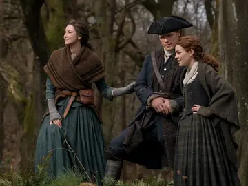 Caitriona Balfe, Sam Heughan y Sophie Skelton en 'Outlander' Caitriona Balfe, Sam Heughan y Sophie Skelton en 'Outlander'