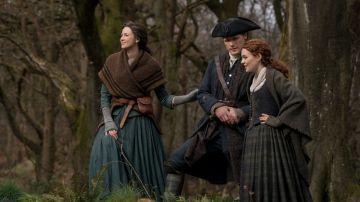 Caitriona Balfe, Sam Heughan y Sophie Skelton en 'Outlander'