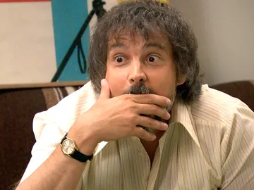 Guillermo le cuenta a Manolita su nueva estrategia Guillermo le cuenta a Manolita su nueva estrategia