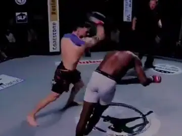 El brutal KO de Rikki Wyatt El brutal KO de Rikki Wyatt
