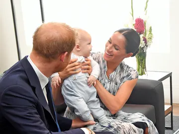 El príncipe Harry y Meghan Markle junto a su hijo Archie  El príncipe Harry y Meghan Markle junto a su hijo Archie