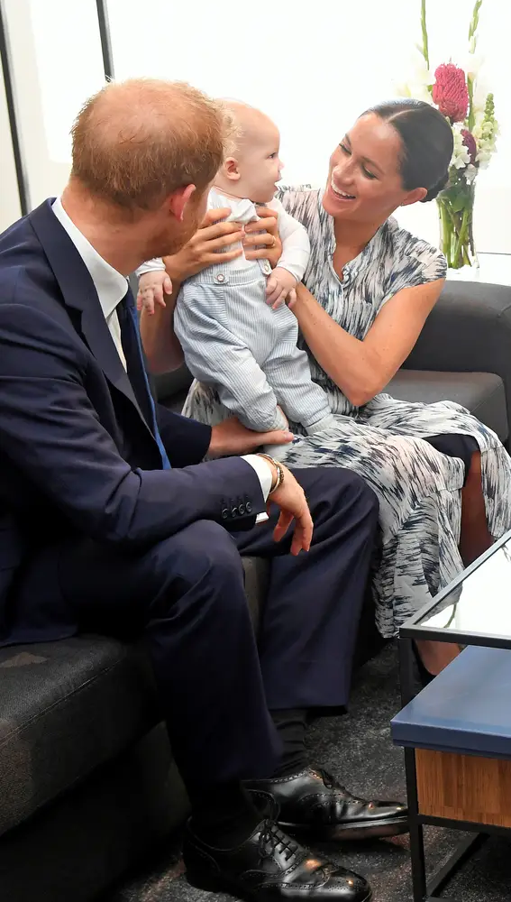 El príncipe Harry y Meghan Markle junto a su hijo Archie 