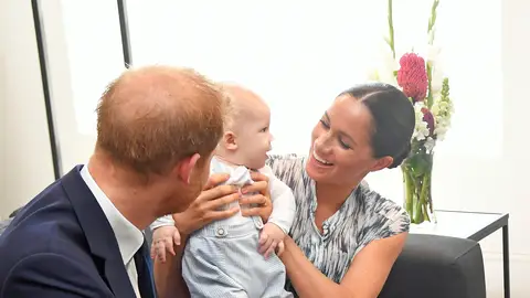 El príncipe Harry y Meghan Markle junto a su hijo Archie El príncipe Harry y Meghan Markle junto a su hijo Archie