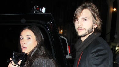 Así ha reaccionado Ashton Kutcher después de que su ex Demi Moore confesase que hacían tríos