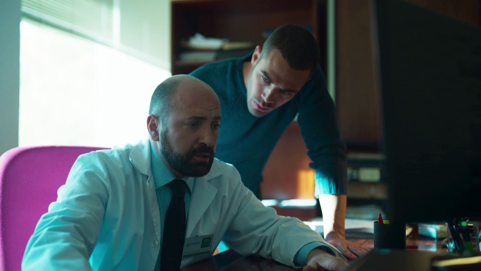 Hugo descubre irregularidades en el informe de la muerte de Philip Norman