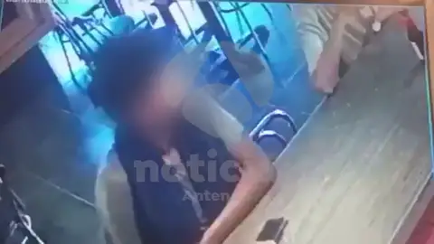 El padre detenido por lanzar a su bebé al río Besòs podría haber ido a un bar después de deshacerse del pequeño El padre detenido por lanzar a su bebé al río Besòs podría haber ido a un bar después de deshacerse del pequeño