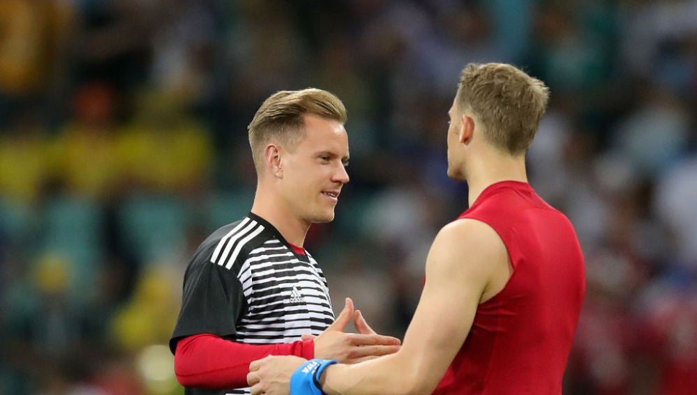 Ter Stegen saluda a Manuel Neuer
