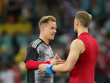 Ter Stegen saluda a Manuel Neuer Ter Stegen saluda a Manuel Neuer
