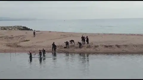 Las imágenes del operativo de búsqueda del bebé arrojado por su padre al río Besòs Las imágenes del operativo de búsqueda del bebé arrojado por su padre al río Besòs