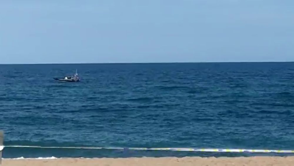 Desalojada la playa de Sant Sebastià de Barcelona por un posible artefacto explosivo en el mar 